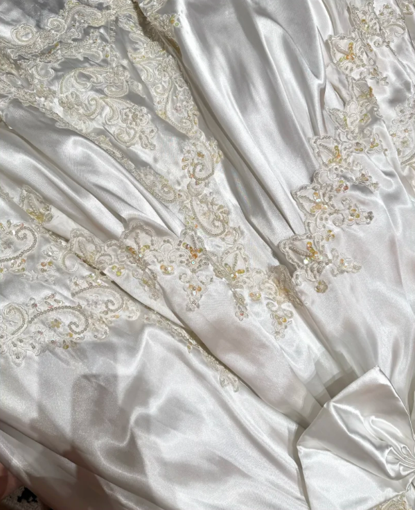 Charming White Off The Shoulder Satin Beaded Appliques Ball Gown Long Wedding Dress Bridal Dress D2035