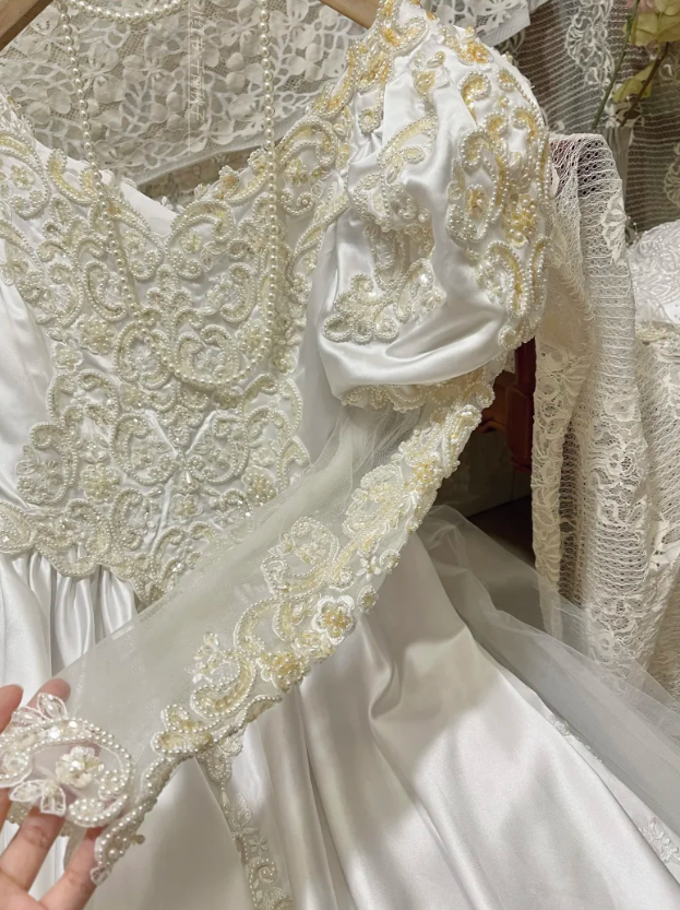 Gorgeous V Neck Satin Lace Appliques Beaded  White Formal Ball Gown Long Wedding Dress Bridal Gowns D2044
