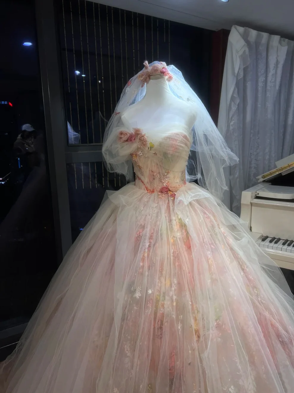 Pretty Strapless Ball Gown Tulle Floral Long Wedding Dress With Veil D1883