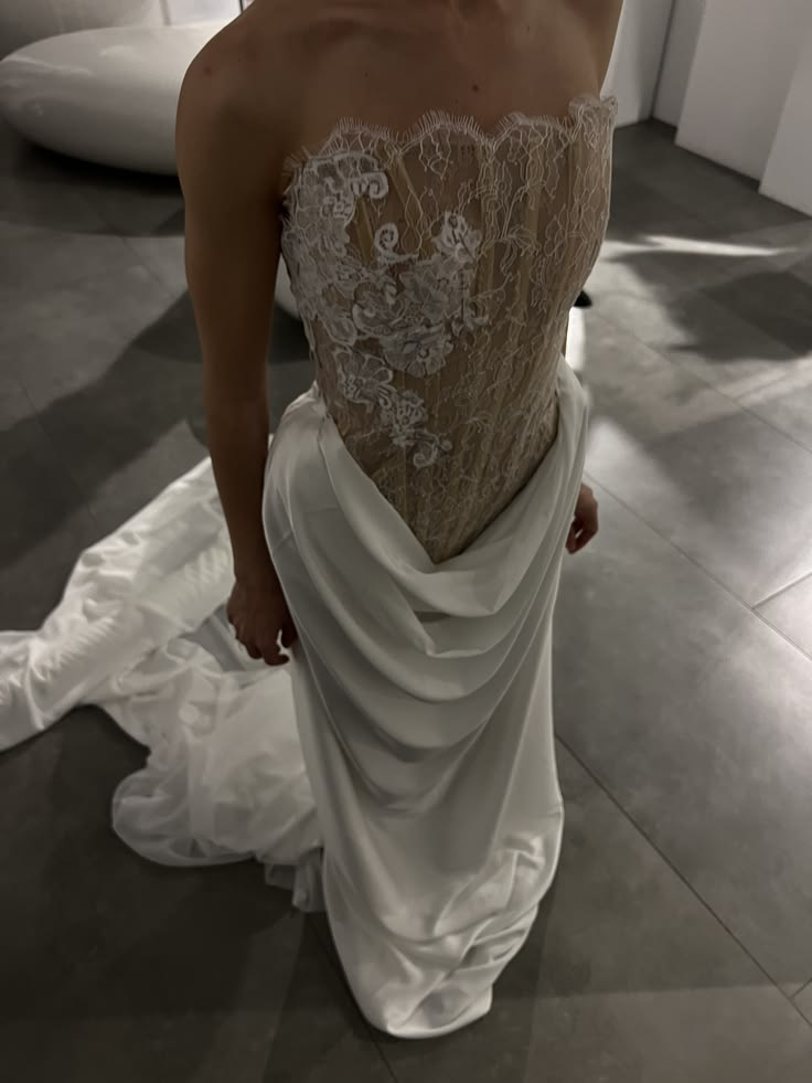 Pretty Strapless White Lace Satin Pleated Long Wedding Dress Bridal Dress D4810