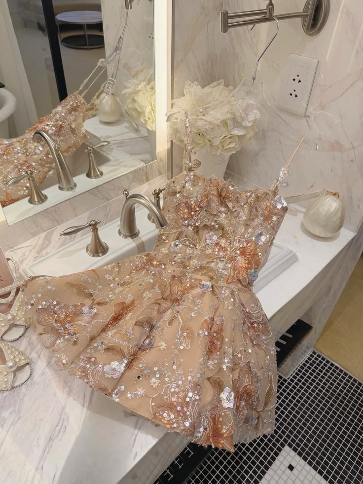 Charming Spaghetti Straps Tulle Sequin Floral Short Birthday Outfits Champagne Short Middle School Homecoming Dress D4555