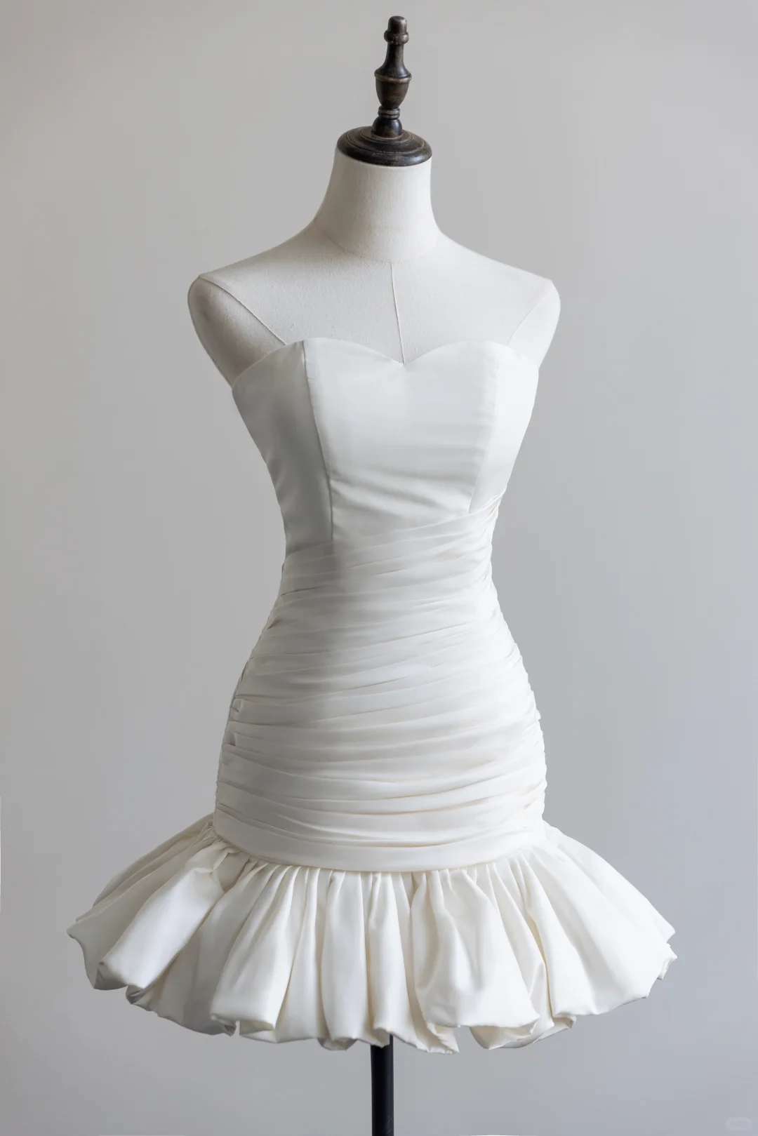 Sexy Strapless Satin Pleated Sheath Cocktail Dress,White Short 7th Grade Homecoming Dress D3067