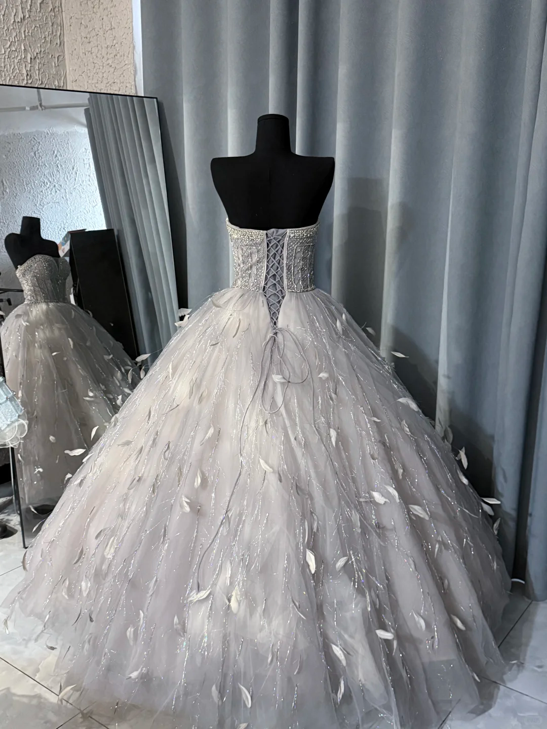 Elegant Strapless Princess Quinceanera Dress Ball Gown Tulle Beaded Long Sweet 16 Dress With Feathers D2469