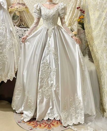 Gorgeous V Neck Satin Lace Appliques Beaded  White Formal Ball Gown Long Wedding Dress Bridal Gowns D2044
