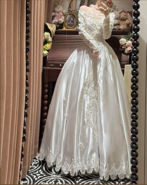 Pretty Off The Shoulder Long Sleeves Satin Lace Appliques Beaded Ball Gown White Long Wedding Dress D2036