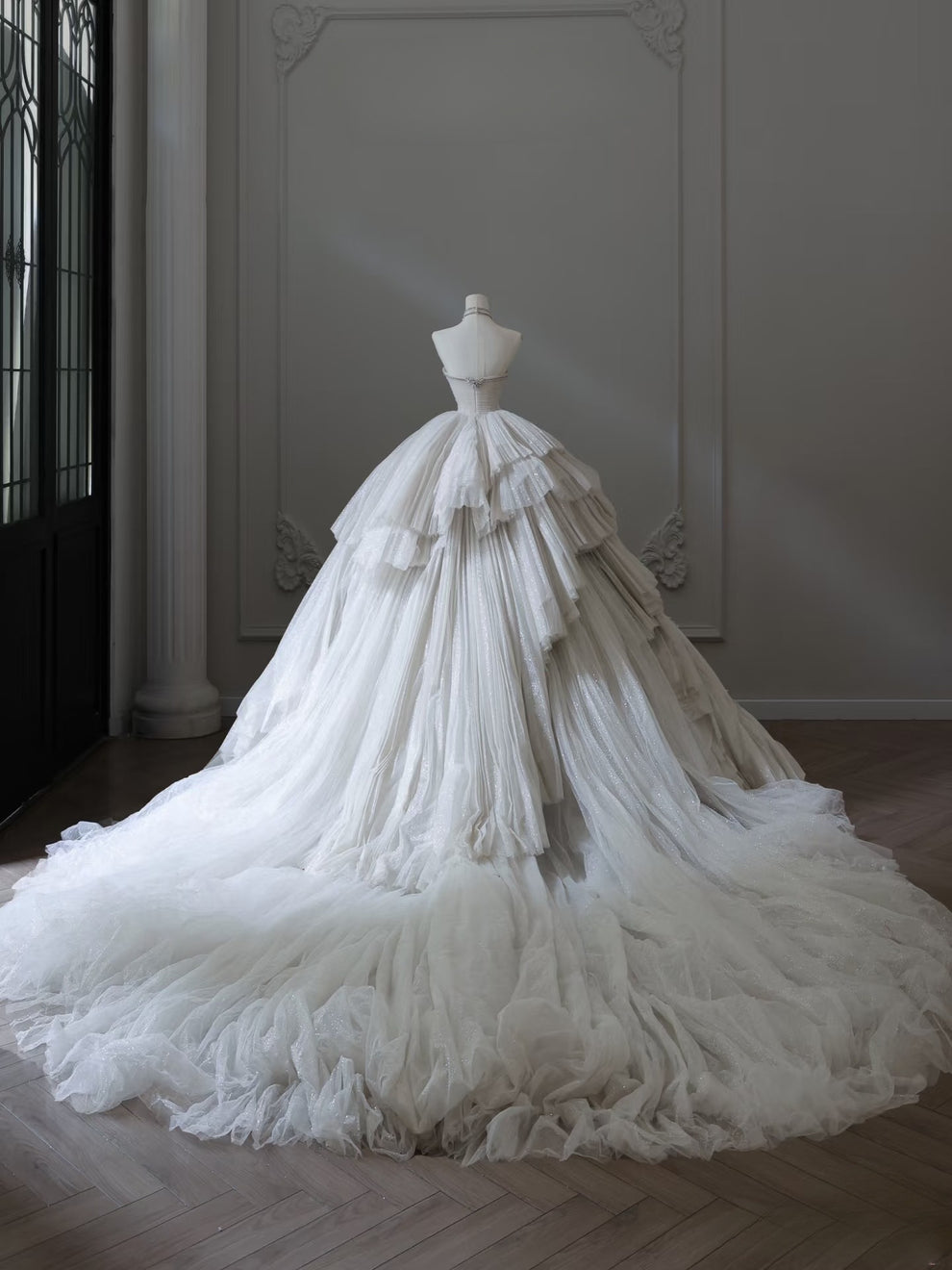 Vintage Ball Gown Strapless White Tulle Long Wedding Dresses B089