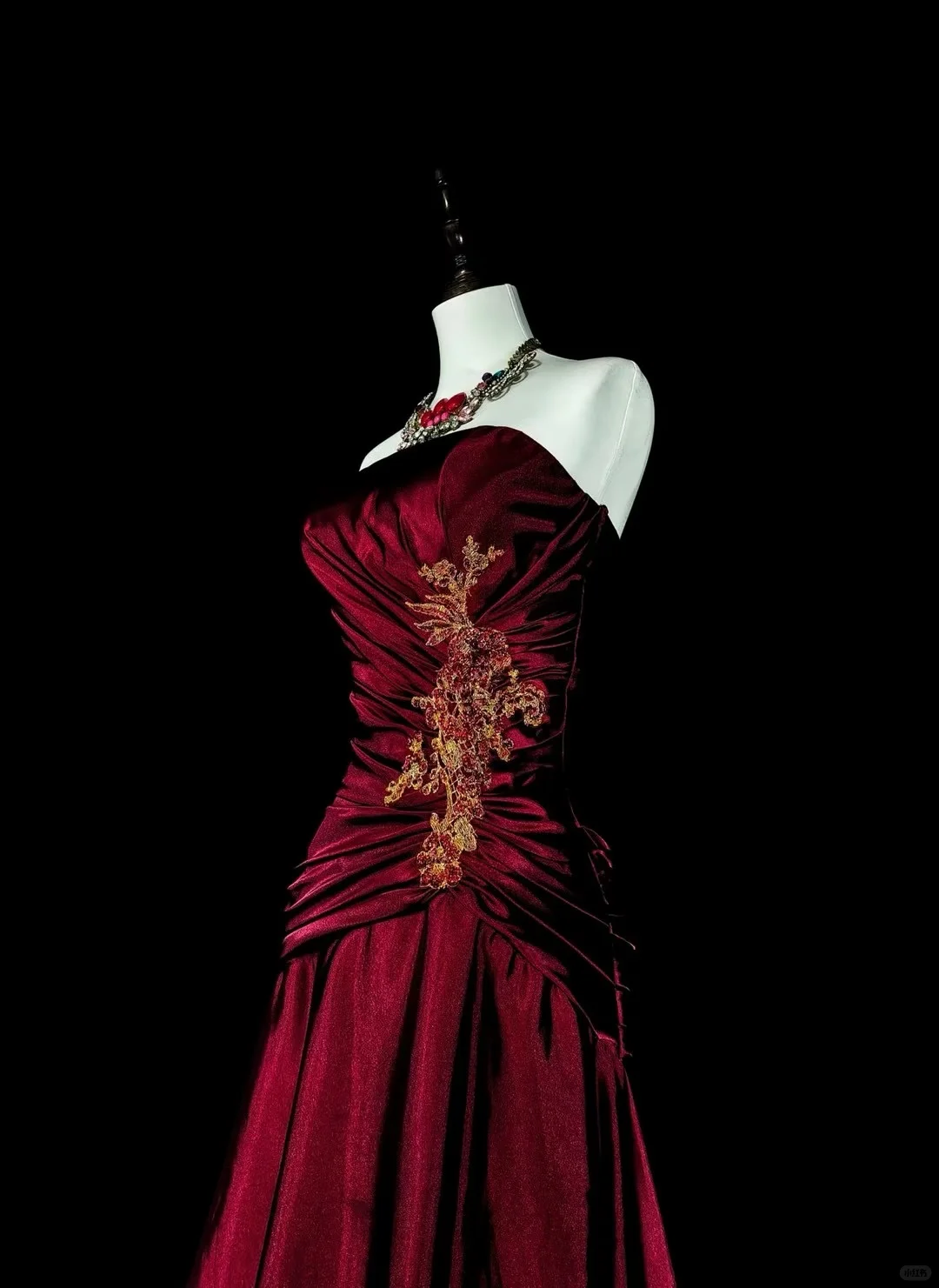 Vintage Strapless Satin Pleated Appliques Evening Dress Burgundy Long Party Dress D5376