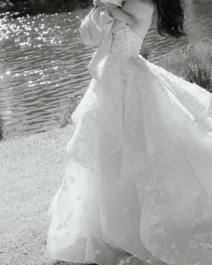 Elegant Strapless White Tulle Appliques Long Wedding Dress Bridal Dress D3899