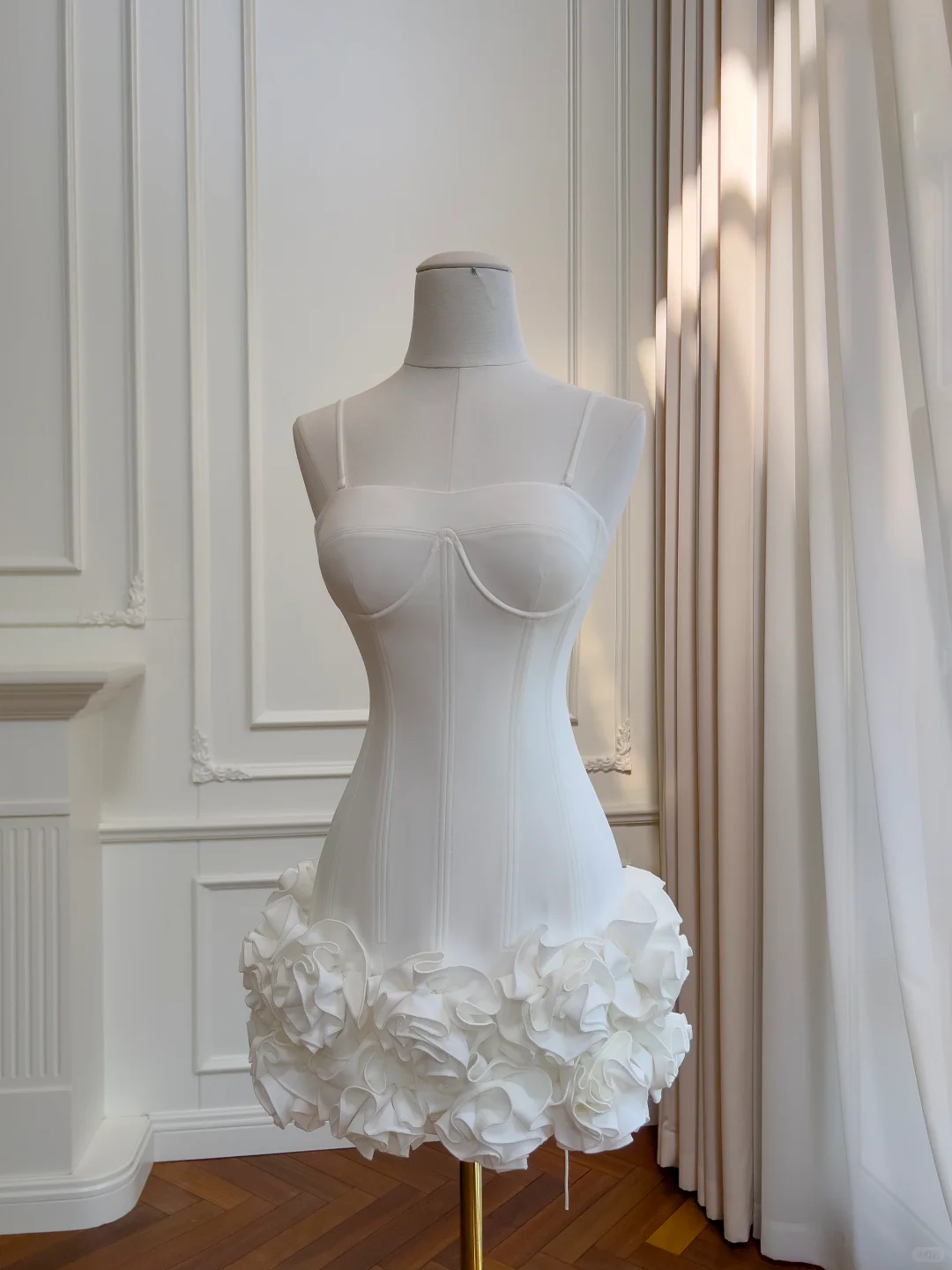 Sexy Spaghetti Straps Satin Pleated Floral Sheath Cocktail Dress White Graduation Homecoming Dress D2956