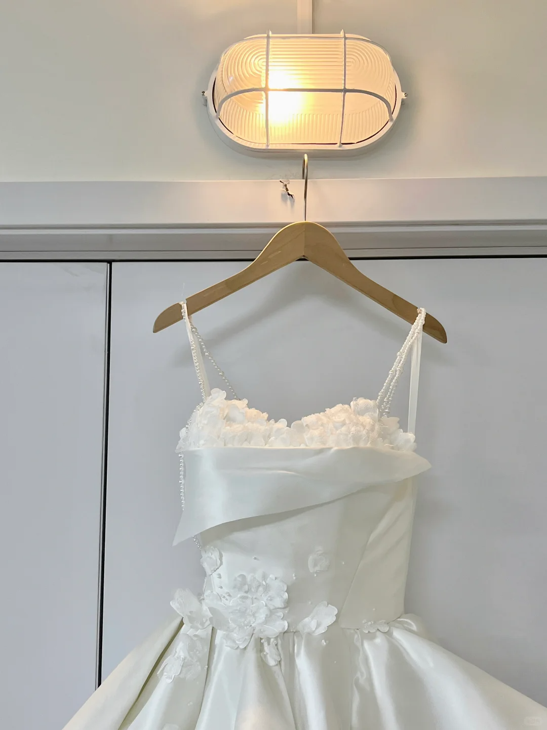 Charming Spaghetti Straps Satin Pleated Beaded Appliques White Long Wedding Dress Bridal Dress D3073