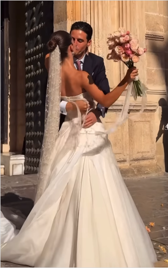 Elegant White Off The Shoulder Tulle Lace Mermaid Long Wedding Dress D3895