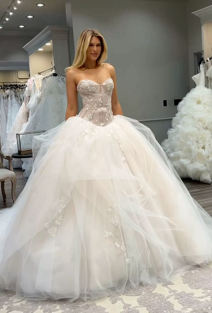 Glamorous Sweetheart Neck Ball Gown White Tulle Appliques Long Wedding Dress D4673