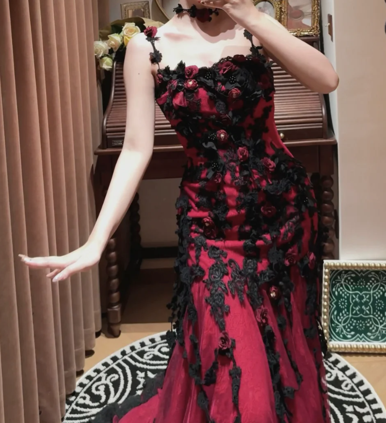 Charming Spaghetti Straps Burgundy Lace Appliques Beaded Mermaid Long Party Dress Evening Dress With Flowers D2050